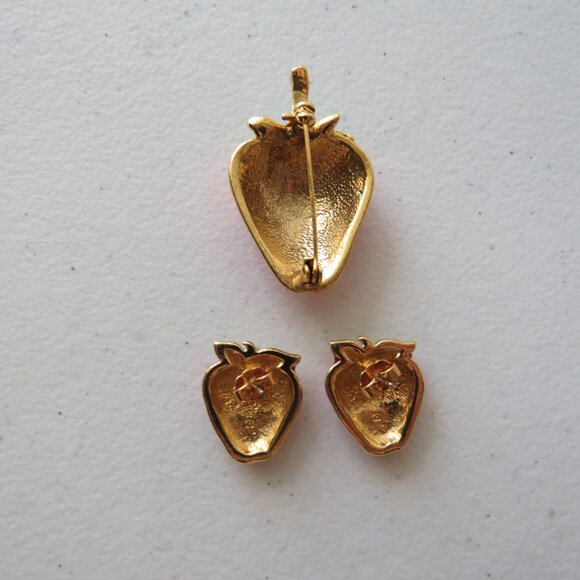 Strawberry Earrings and Brooch Gold Tone Metal Vintage Set - Picture 7 of 10